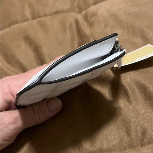 New Michael Kors Quilted White Pouch - Picture 4 of 6